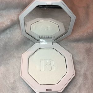 ✨Brand new Fenty Beauty Highlighter in Metal Moon✨